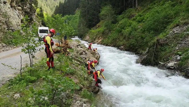 Trabzon'da Dereye Düşen Çocuğu Bulmak İçin Arama Çalışmaları Sürüyor