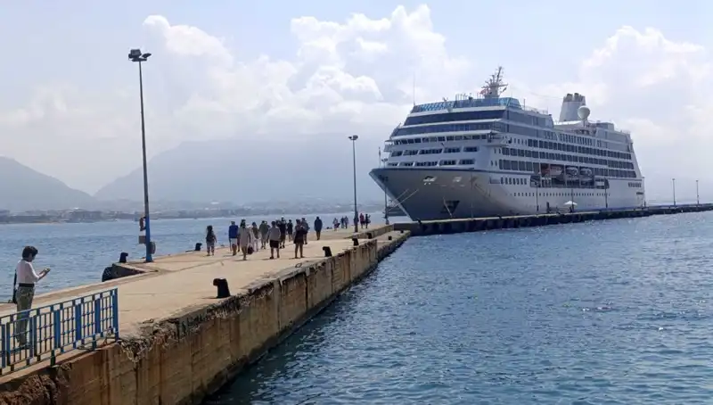 ABD'li Turistler Alanya’da Kruvaziye Keyfi: Şehrin Güzellikleri Keşfedildi
