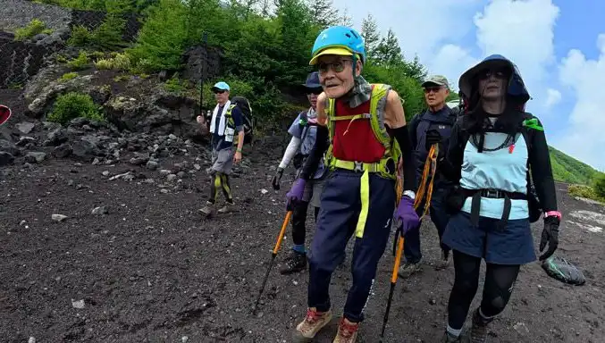 102 Yaşındaki Japon Dağcı, Fuji Dağı’nda Tarih Yazdı!