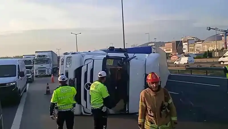 Pendik TEM Otoyolu'nda TIR Devrildi, İstanbul Yönünde Trafik Felç Oldu