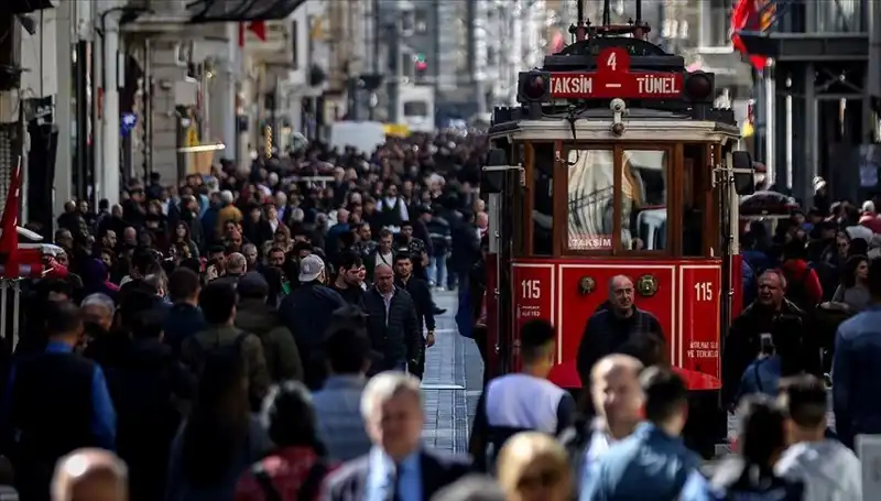 Türkiye'nin Nüfusu Düşük Doğum Oranlarına Rağmen Artışını Sürdürüyor