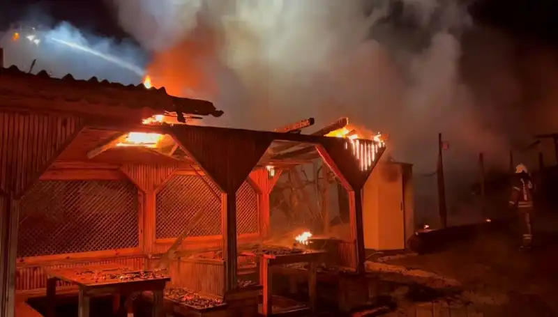 Şile’de Sıra Dışı Olay: Altı Gözleme Restoranı Kısa Sürede Alev Alev Yandı!