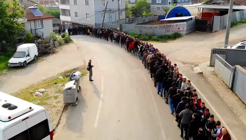 Bursa’nın Mahallesinde Bayramlaşma Geleneği: 1 Kilometrelik Kuyruk Görülmeye Değer!