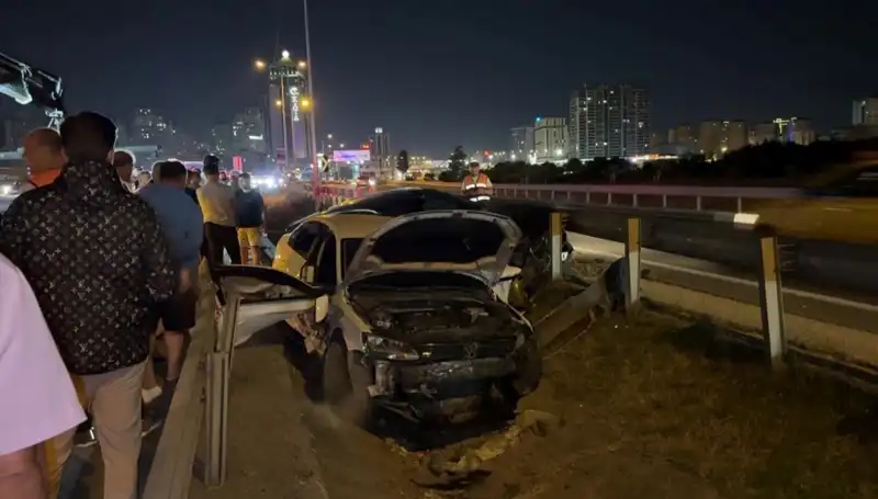 Otomobiller Yol Ayrımında Boşluğa Düşünce Kaza Şoku Yaşandı!