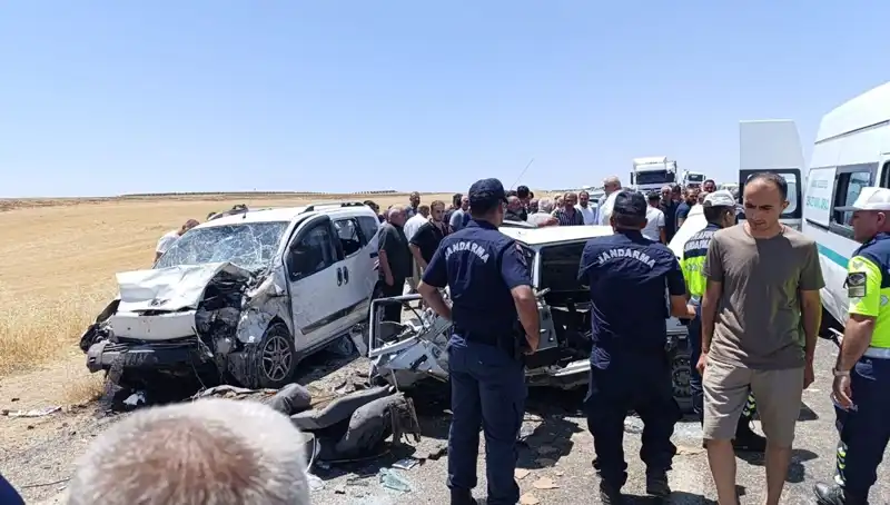 Otomobil ile Hafif Ticari Araç Çarpıştı: Tragedi 4 Can Aldı