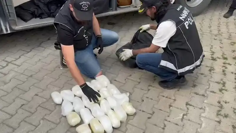 Yolcunun Valizinde Bulunan 13 Kilo Metamfetamin Gözü Kamaştırdı