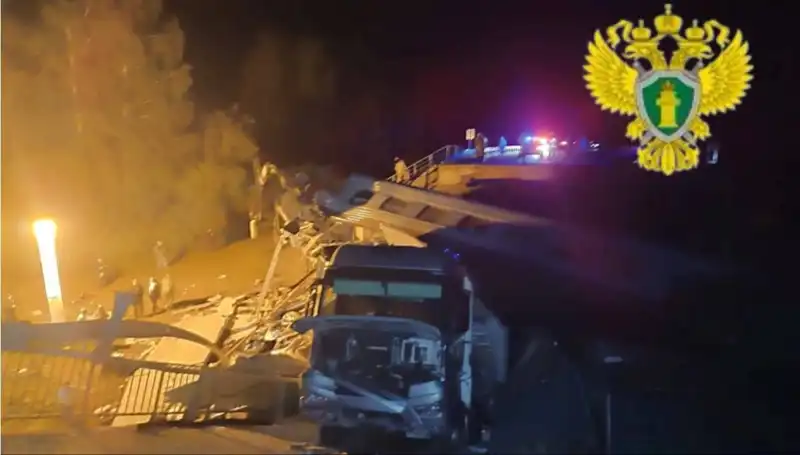 Rusya’da Köprü Dehşeti: Tren Üzerine Çöktü, Can Kaybı ve Yaralılar Var