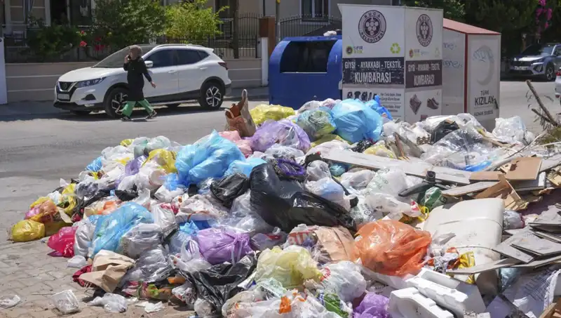 İzmir'de Çöp Yığınları: Temizlik Krizi Şehir Gündemini Sarsıyor