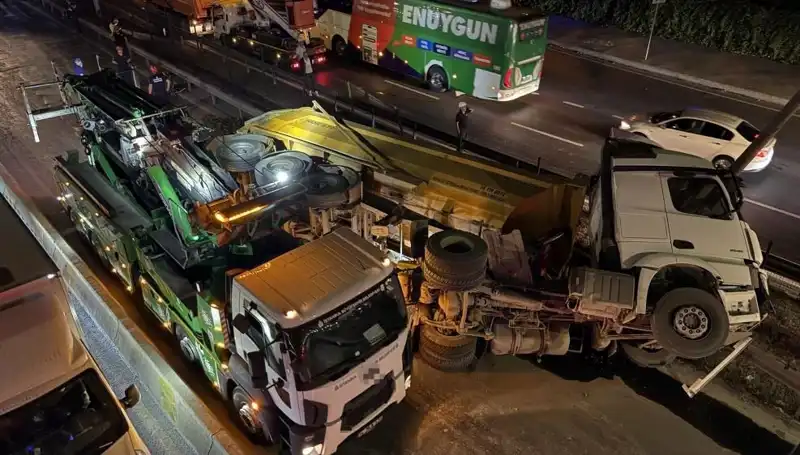 Moloz Yüklü Hafriyat Kamyonu Devrildi: Kaza Anı Kameralara Yansıdı