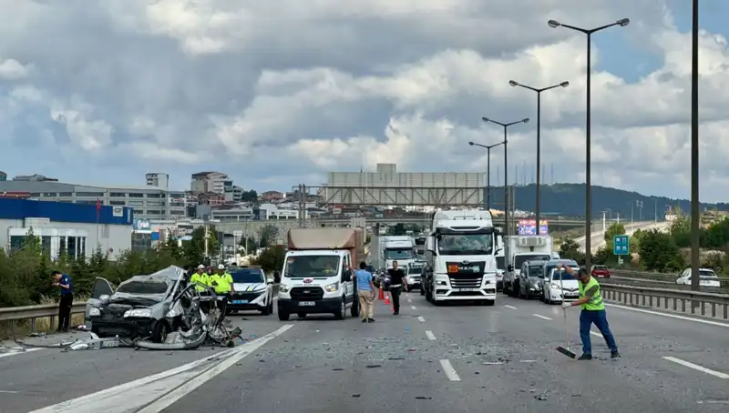 Otoyolda Kazaya Karışan Üç Kişi Hayat Mücadelesi Verdi!