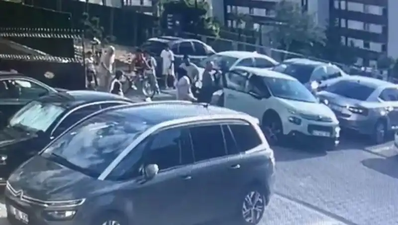 Eşi ve yakınlarını arabayla ezerken yakalanan sürücü şoke etti