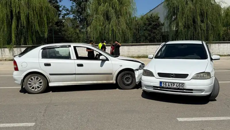 İki Otomobil Kaza Yaptı: Yaralıların Durumu Merak Konusu Oldu