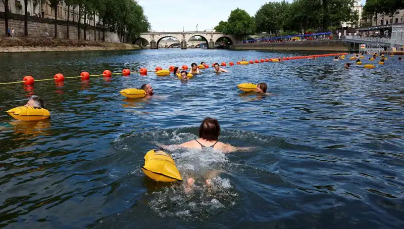 Paris’te Tarihi An: Seine Nehri Nihayet Halka Açıldı