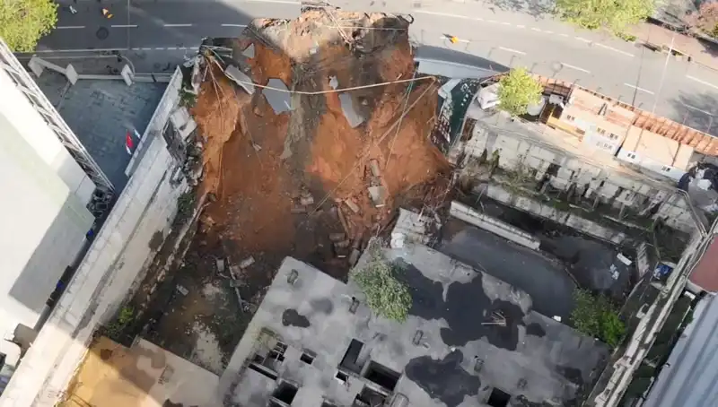 Sarıyer'de Acil Durum: Cadde Çöktü, Trafiğe Kapatıldı
