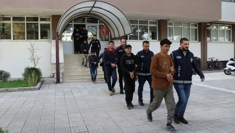 Türkiye'de Düzensiz Göçmen Operasyonu: 21 Kişi Yakalandı!