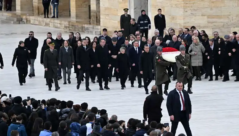 CHP Genel Başkanı Özel, Anıtkabir'de Yeni Döneme İlk Adımı Attı