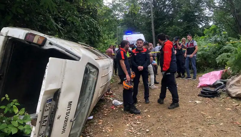 Rize'de Yamaçtan Yuvarlanan Minibüs Feci Kaza: İki Ölü, Üç Yaralı