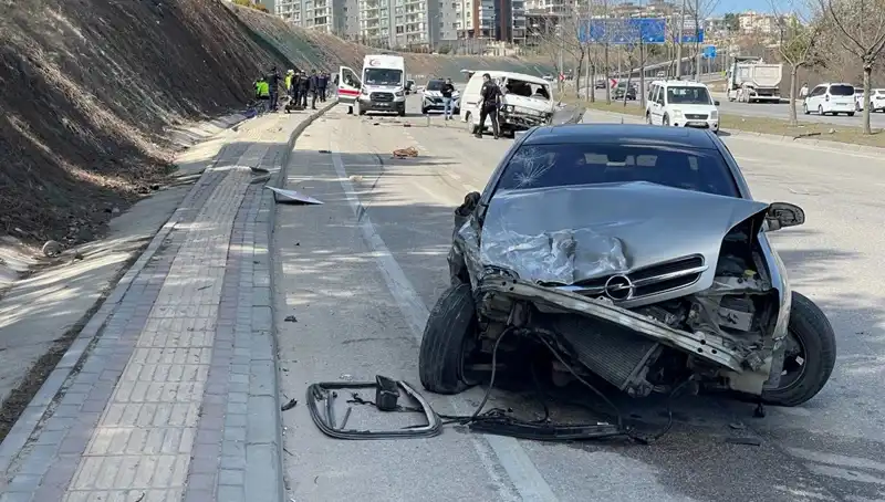 Otomobil Minübüsle Çarpıştı: Korkunç Kazada 1 Ölü, 3 Yaralı