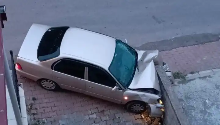 Kontrolü Kaybeden Araç Duvara Çarptı: Sürücü Ve Yolcular Şaşkın