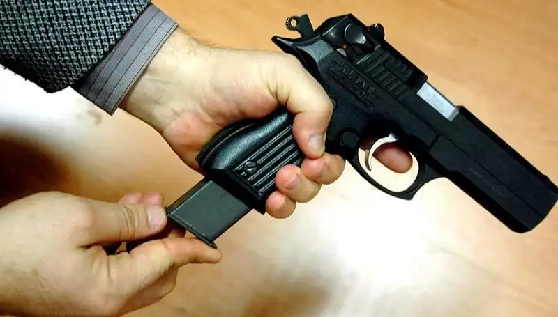 Silahını Kurcalarken Kendini Vuran Genç: Trajik Olayın Detayları
