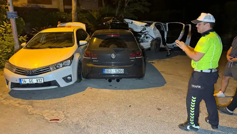 Alkollü Sürücü Sokağı Kargaşaya Sürükledi: Üç Araç Kaza Yaptı!