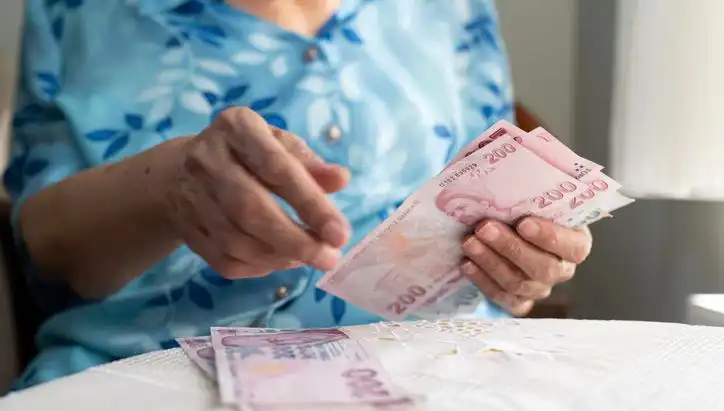 Emekliler Dikkat: Dolandırıcıların Yeni Taktikleri Artık Kapınızda!