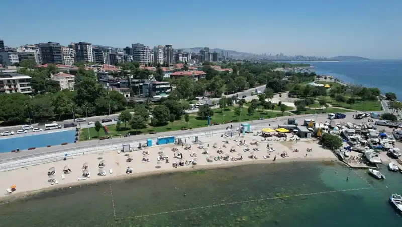 İstanbul'da Sıcak Hava Etkisini Gösterdi: Caddebostan Sahili Dolup Taştı