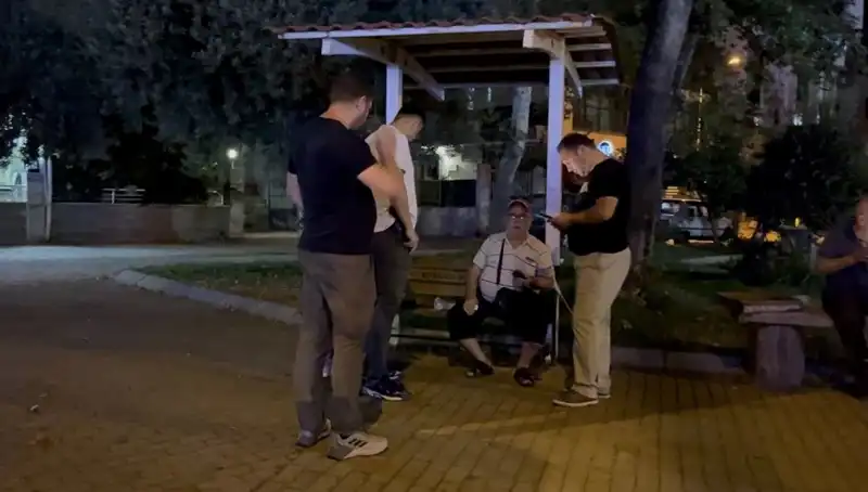 Kısmi Görme Kaybı Olan Adamın Telefonunu Çalma Skandalı