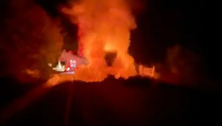 Seyir Halindeki Kamyonet Korkunç Bir Yangınla Tuttu: O Anlar Kamerada