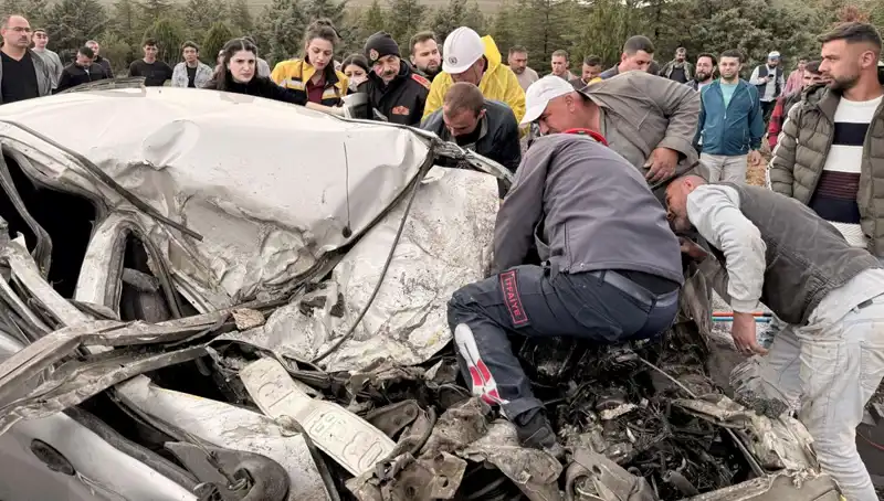TIR ile Çarpışan Araç Kağıt Gibi Ezildi: Kaza Anının Şok Edici Görüntüleri Ortaya Çıktı