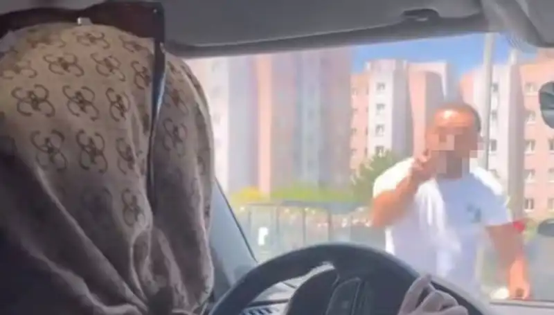 Trajik Bir Olay: Trafikte Ön Kesme ve Cam Yumruklama Krizi!