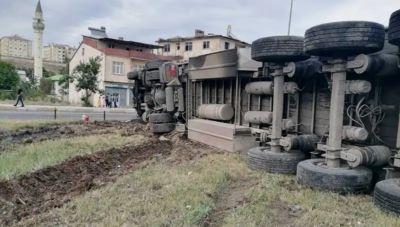Erzurum'da Freni Boşalan TIR Dehşet Saçtı: Şehir Tarihinin En Büyük Kazalarından Biri