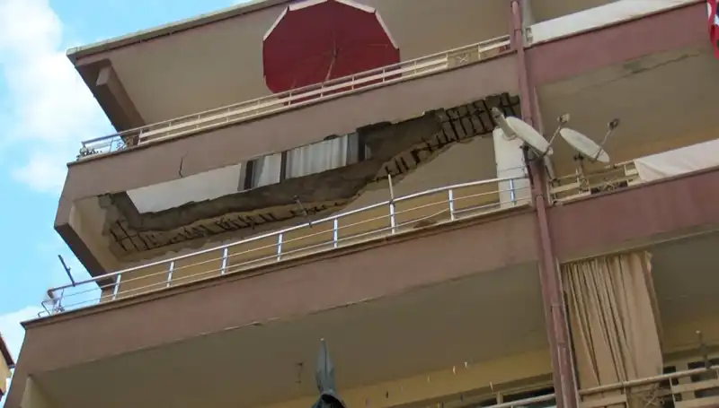 Güngören'de Gözlerinize İnanamayacağınız Olay: Beş Katlı Binanın Balkonu Çöktü