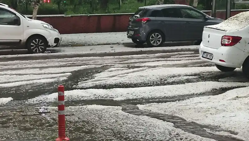 Ardahan'da Aniden Gelen Dolu Yağışı Şehri Beyaza Bürüdü