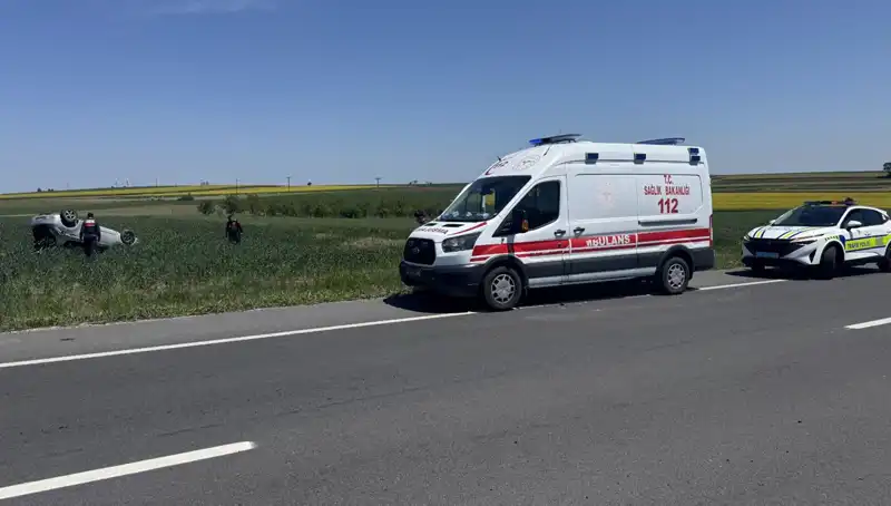 Edirne'de Dikkat Çeken Trafik Kazası: Otomobil Devrildi, Yaralılar Var!
