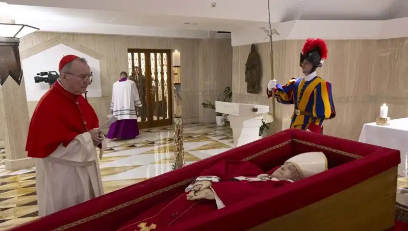 Papa'nın Tabutundaki Fotoğraflar: Duygusal Anlar ve Kültürel Yansımalar