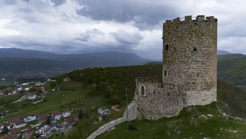 Bosna Hersek’in Tarihi Sokolac Kalesi: Zamanın Tozlu Sayfaları