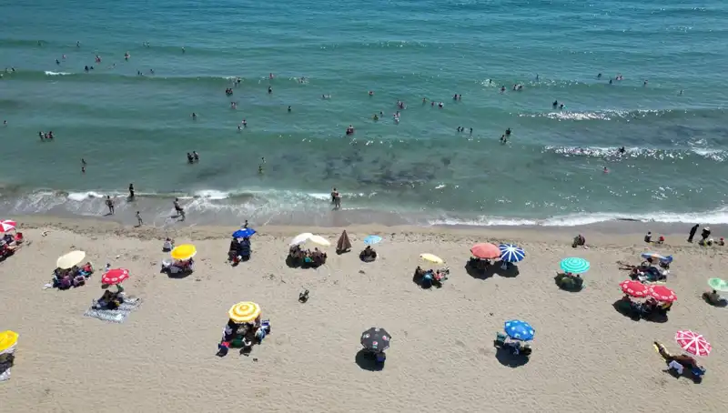 Tekirdağ'da Sıcak Havalara Rağmen Plajlar Dolu, Tatilciler Sahillere Akın Ediyor