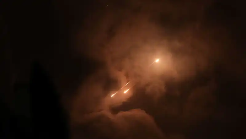 İran'ın Gece Saldırıları: Füzelerin Zamanlamasının Arkasındaki Gizem