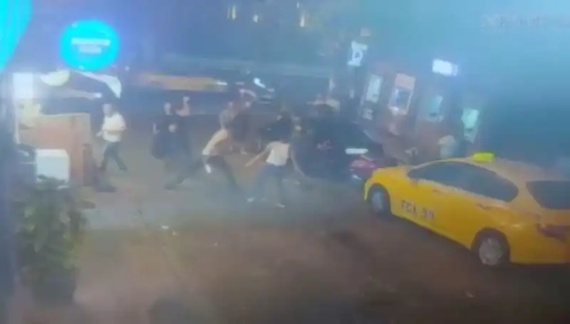 Beyoğlu'nda Göz Göze Gelen İki Genç Arasında Kanlı Kavga