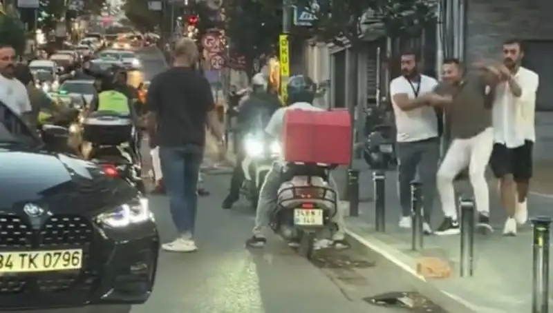 Nişantaşı'nda Yol Verme Kavgası: Kadına Sopa İle Saldıran Adam Yakalandı!