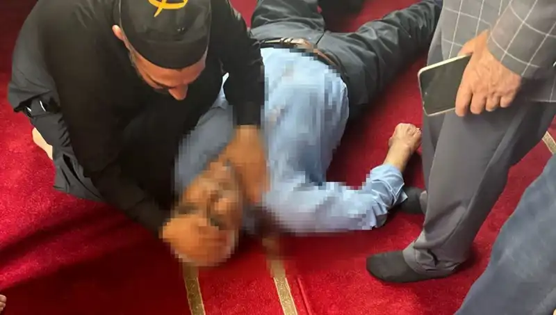Namaz Sırasında Camide Saldırı: Bir Kişi Bıçaklandı