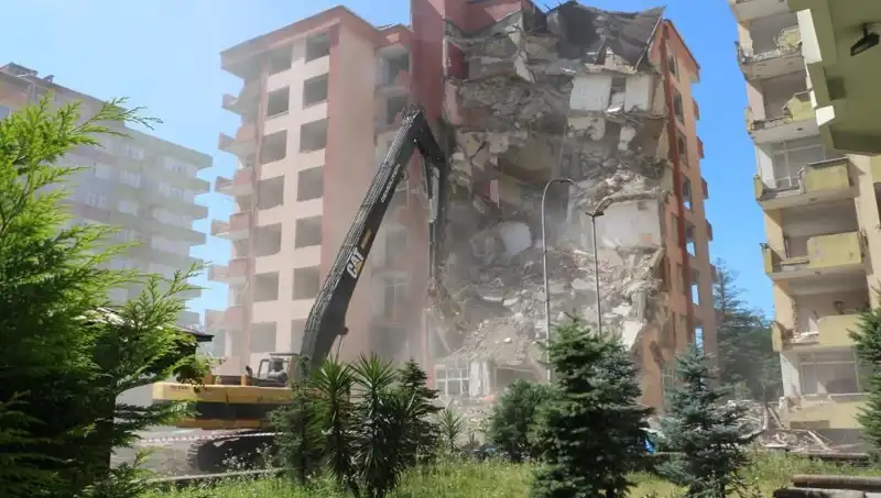 Dalgaların Gücü: İki Bina Yıkım Kararıyla Sarsıldı