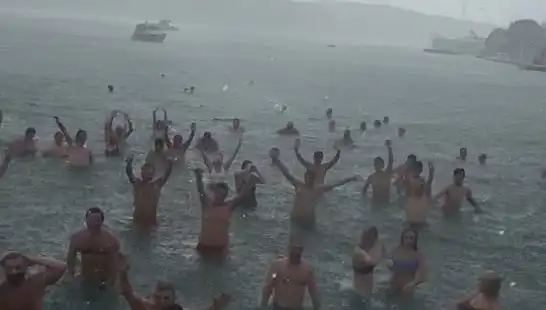 İstanbul Bebek'te Yağmura Rağmen Deniz Keyfi Yaşayanlar