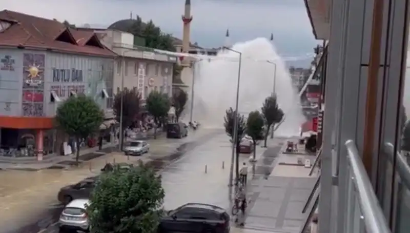 İçme Suyu Borusu Patladı: Şehirde Su Fıskırması Şoku