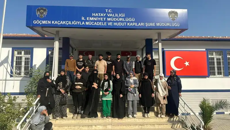 ' Göçmen Kaçakçılığı İddiası: Minibüste 24 Göçmen Ele Geçirildi