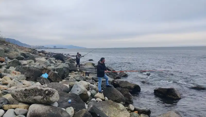 Levreğin Kaçışı: 2 Ton Balık Denize Karıştı, Tatlı Su Tutkunları Sahilde!