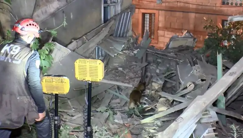 İstanbul'da Deprem Sonrası Çöken Bina, Kentin Geleceğini Sarsıyor!