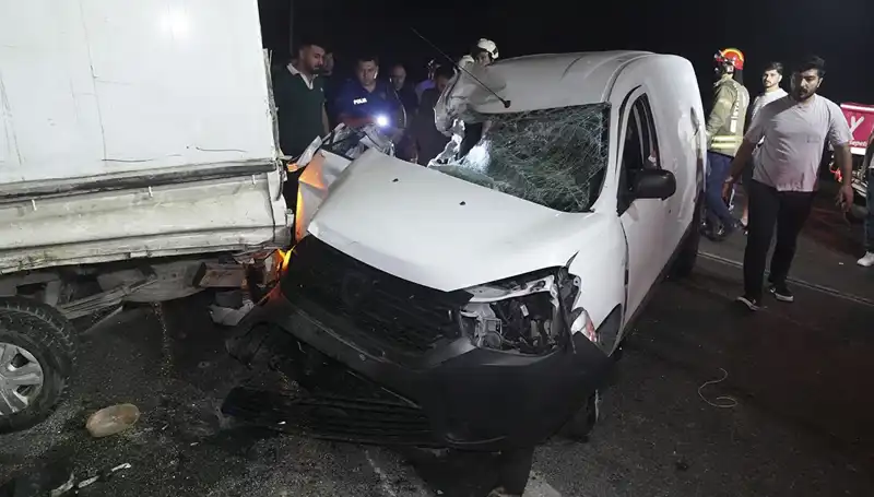 İstanbul’da Feci Kaza: Araç Duvara Çarptı, 3 Yaralı
